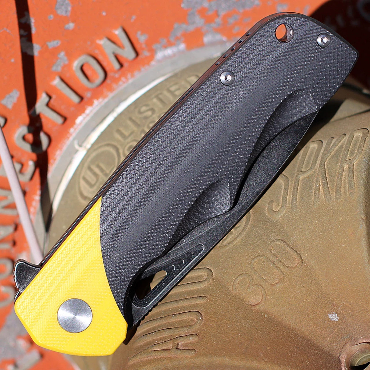 Bestech Airstream - Blk / Yellow G10 (3.9" D2 Blk SW Drop Point) BG47B 5 Bestech Airstream - Blk / Yellow G10 (3.9" D2 Blk SW Drop Point) BG47B - Image 3