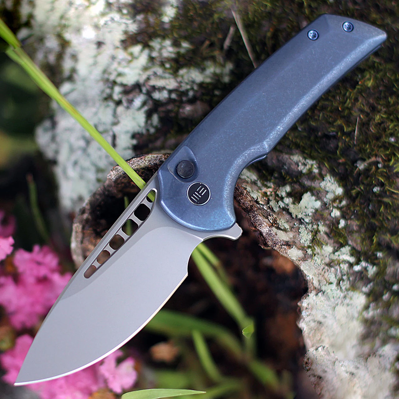 WE Mini Malice Button Lock -Blue Ti (2.98" BB CPM 20CV) WE054BL-3 3 WE Mini Malice Button Lock -Blue Ti (2.98" BB CPM 20CV) WE054BL-3