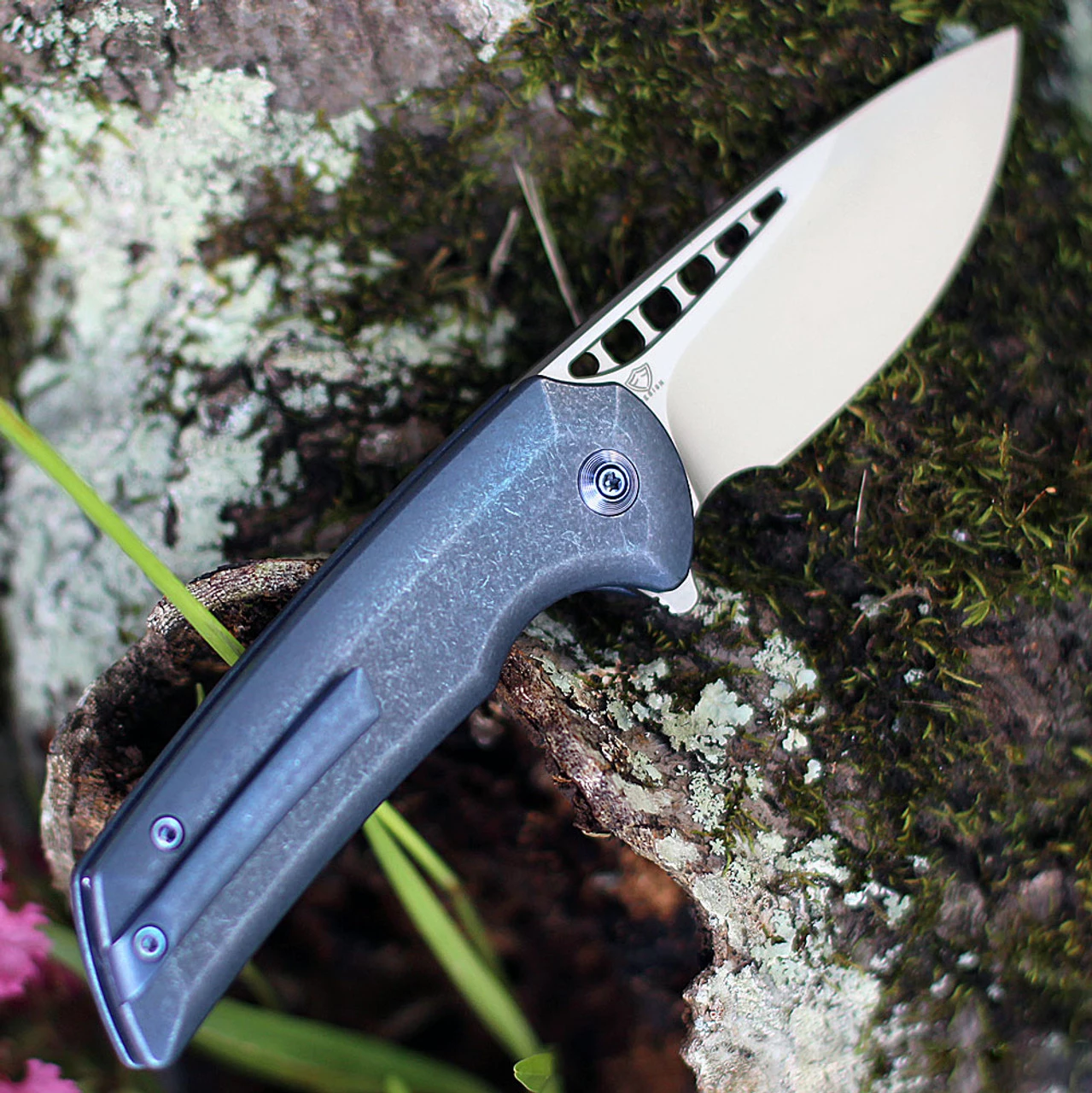 WE Mini Malice Button Lock -Blue Ti (2.98" BB CPM 20CV) WE054BL-3 4 WE Mini Malice Button Lock -Blue Ti (2.98" BB CPM 20CV) WE054BL-3 - Image 2